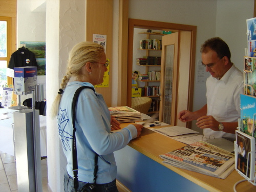 Die Tanja und Herr S�hnen an der Rezeption